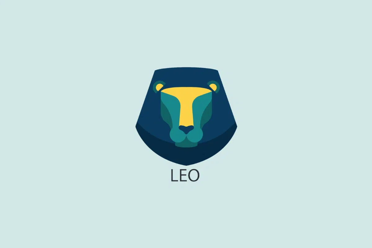 Ilustração vetorial em estilo plano da cabeça estilizada de um leão em tons de azul e amarelo, sobre um fundo azul-claro com a palavra "LEO" escrita abaixo.