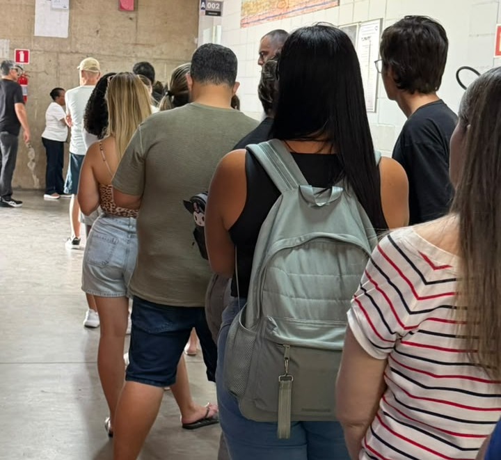 Eleitores enfrentam filas de até 2h para votar neste domingo (4) no Alto Tietê