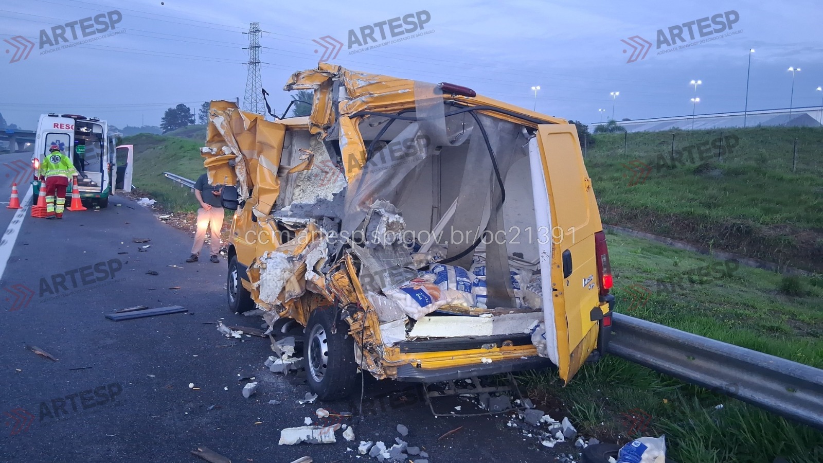 Homem morre atropelado em acostamento após carreta perder o controle na Ayrton Senna, em Mogi das Cruzes