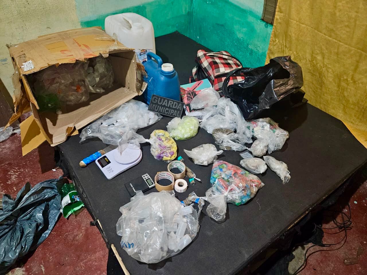 GCM de Itaquaquecetuba apreende mais de 1 mil porções de drogas em imóvel usado pelo tráfico