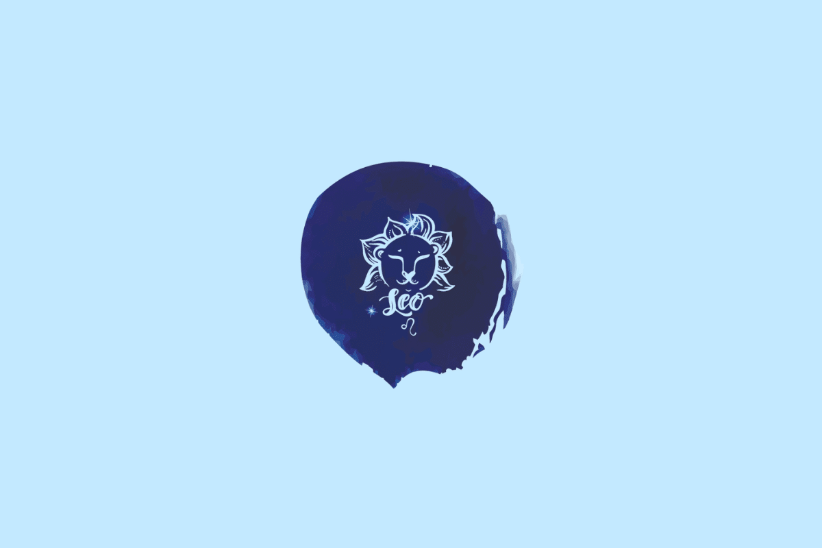 Ilustração do signo de Leão, representado pelo rosto de um leão com juba volumosa e traços estilizados em branco e azul-claro. Uma pequena estrela aparece acima da cabeça e outra próxima à parte inferior do desenho. O nome “Leo” está escrito em letras cursivas brancas abaixo do rosto. A figura está em uma mancha irregular azul-escura, com bordas em diferentes tons de azul, sobre fundo azul-claro.