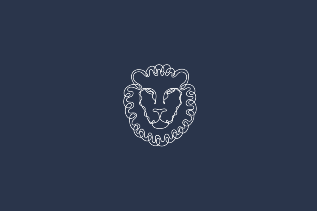 Ilustração linear branca do signo de Leão sobre fundo azul-marinho uniforme. O desenho mostra o rosto de um leão visto de frente, com olhos estreitos, nariz, focinho e boca delineados por traços finos. Uma juba volumosa contorna toda a cabeça, formada por linhas curvas e onduladas que criam uma moldura ornamental ao redor do rosto.