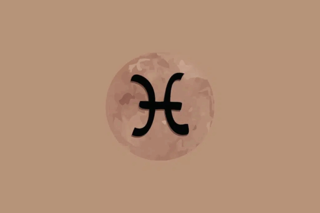 Imagem com fundo bege, apresentando um círculo em tom rosado no centro, com textura que lembra a superfície da Lua. Dentro dele, aparece o símbolo astrológico do signo de Peixes em preto, formado por duas linhas curvas opostas, conectadas por um traço horizontal.