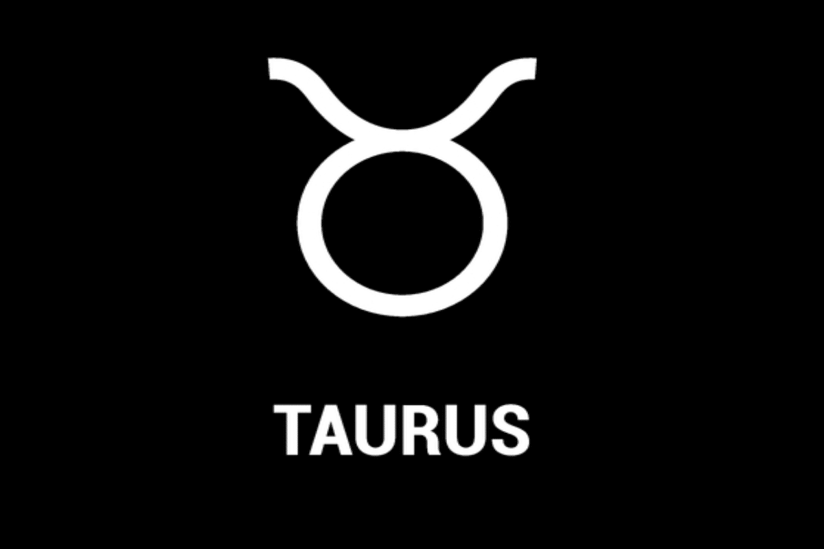 Imagem com fundo preto, apresentando o símbolo astrológico do signo de Touro em branco, formado por um círculo com duas linhas curvas na parte superior, semelhantes aos chifres de um touro. Abaixo, aparece a palavra “TAURUS”, em letras maiúsculas e brancas.